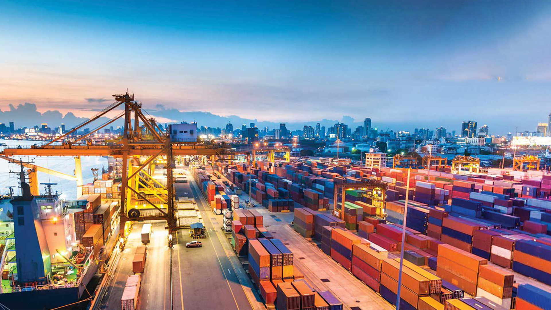 استریپ و استافینگ در گمرک چیست؟ | راهنمای کامل بارگیری و ترخیص کالا